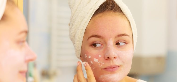 Limpiar el rostro y aplicar crema hidratante debe estar dentro de nuetras rutinas diarias