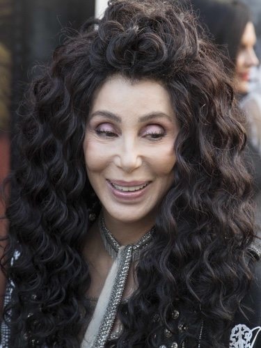 Cher con el cabello ondulado en un evento de animales en Londres