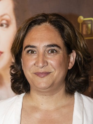 Ada Colau con un maquillaje en tonos marrones en el estreno de 'Grandes éxitos' de Jorge Javier en Barcelona