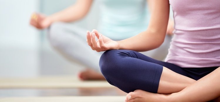Practicar yoga y técnicas de relajación ayudan a solventar el problema