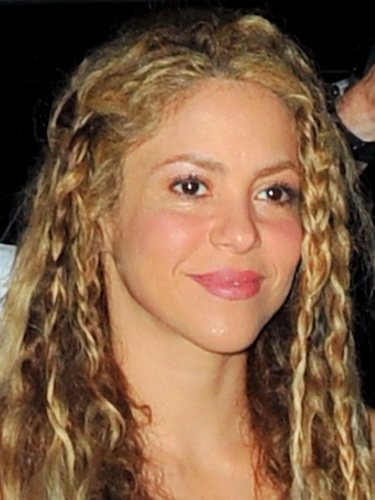 Shakira con el cabello rizado y algunas trenzas