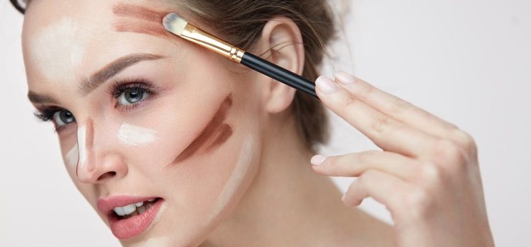 Hay que tener cuidado con el tono de la base de maquillaje que elegimos debe ser del mismo tono de piel que el nuestro