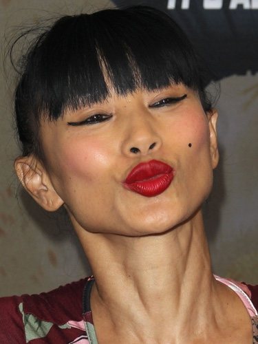 Bay Ling con un flequillo recto y labios rojos