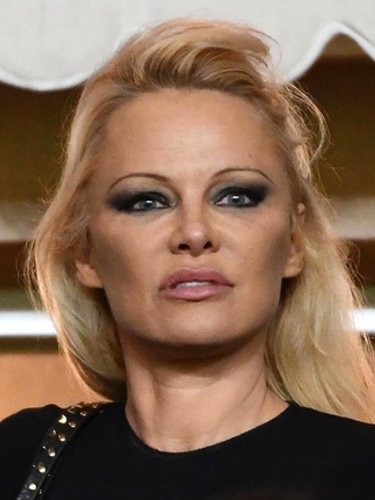 Pamela Anderson con un mal maquillaje en un partido de la Liga 1
