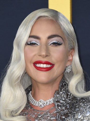 Lady Gaga con un beauty plateado en la presentación de 'Ha nacido una estrella'