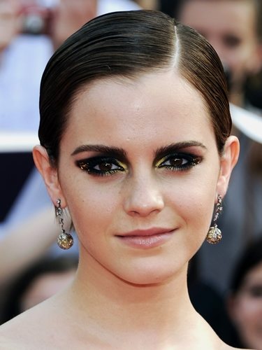 Emma Watson apuesta por un maquillaje de tonos negros y ocres