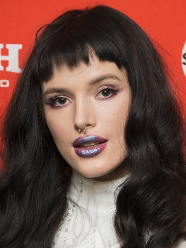 Bella Thorne abusa de la purpurina en un make-up de labios