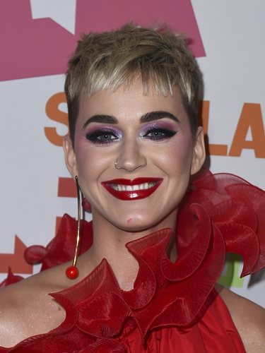 Katy Perry hace una mala combinación de maquillaje en un evento de moda