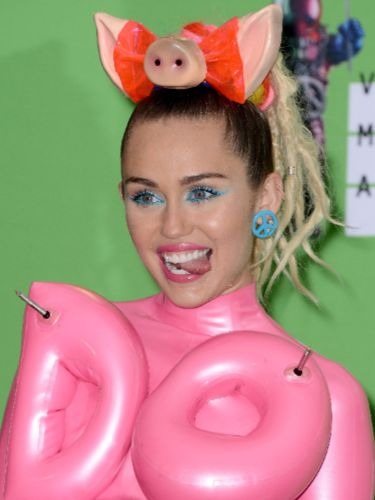 Miley Cyrus luce una coleta con un coletero de un cerdo