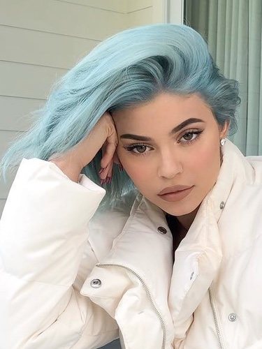 Kylie Jenner estrena color de pelo