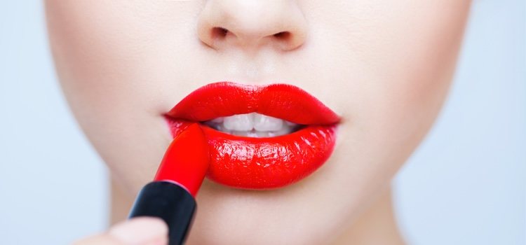 Si los labios se maquillarán en rojo, no se debe marcar mucho las sombras de ojos