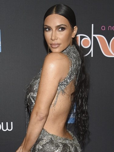 Kim Kardashian apuesta por un recogido de coleta baja
