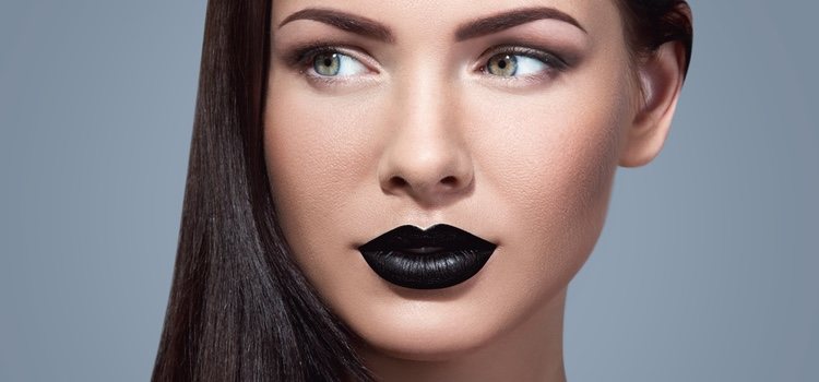 Darle protagonismo a tus labios con un color intenso como el negro hará que la atención se centre en tus labios