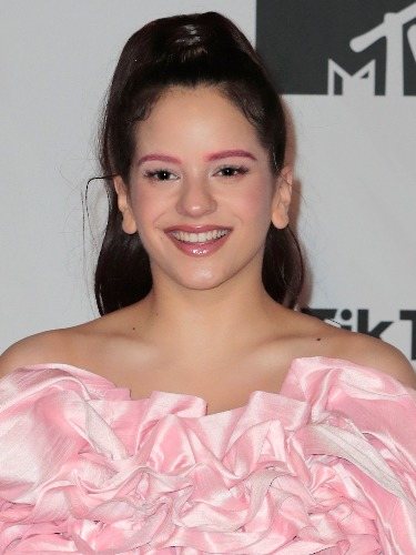 La cantante Rosalía sorprende con sus cejas rosas teñidas