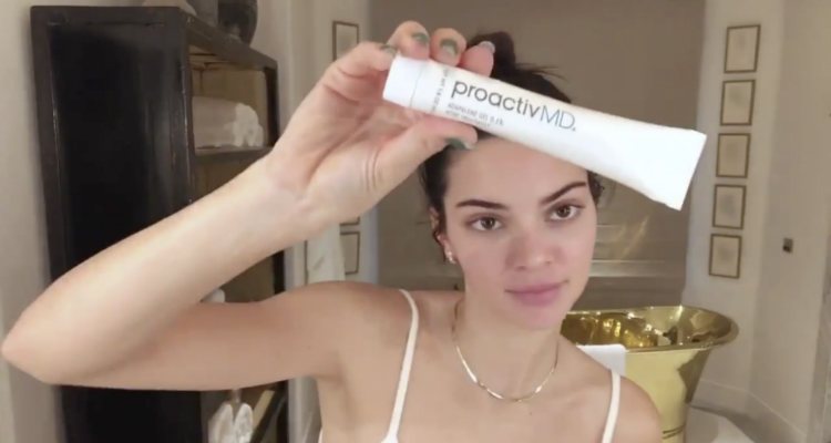 Kendall Jenner utilizando los productos de Proactiv en su rutina facial