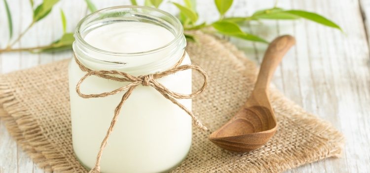 El yogur tiene propiedades antibacterianas, siendo uno de los remedios más eficaces para tratar afecciones cutáneas
