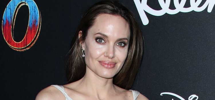 La actriz Angelina Jolie con un make up que le da una apariencia enfermiza