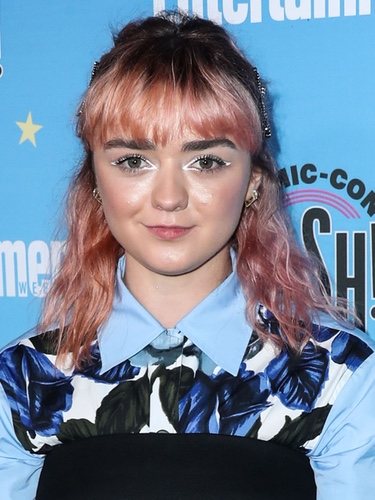 Maisie Williams con media melena rosa y eye liner blanco en la celebración internacional Comic-Con 2019