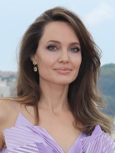 Angelina Jolie luciendo un maquillaje natural