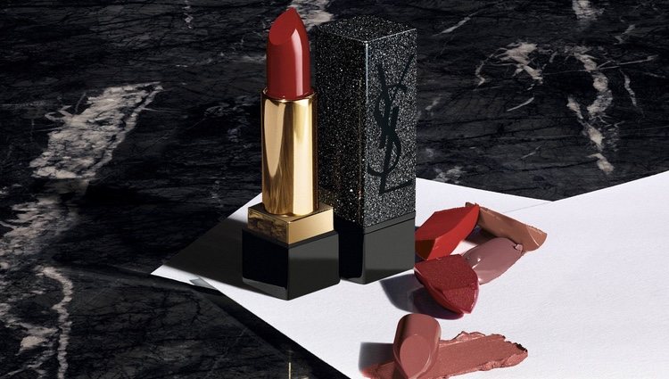 Labial rojo de la colección de Yves Saint Laurent y Zoë Kravitz