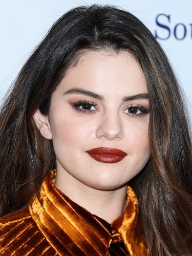 Selena Gomez con base más clara y exceso de polvos matificantes