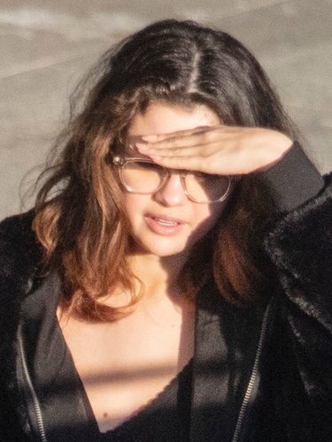 Selena Gomez sin maquillaje y con pelo suelto en Londres