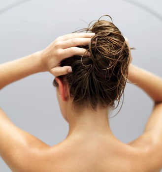 Cuidados para el cabello: tratamientos contra las raíces grasas
