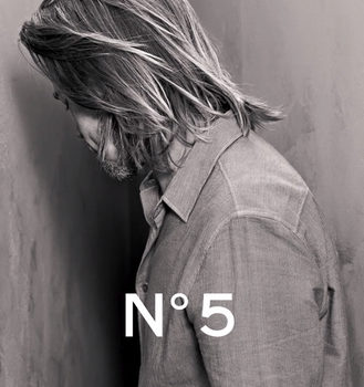 Chanel Nº 5 muestra la primera imagen de Brad Pitt como imagen de su mítico perfume