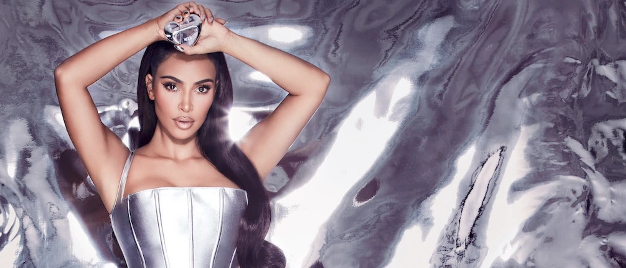Kim Kardashian celebra San Valentín 2021 con el lanzamiento de 'KKW Metallic Hearts'