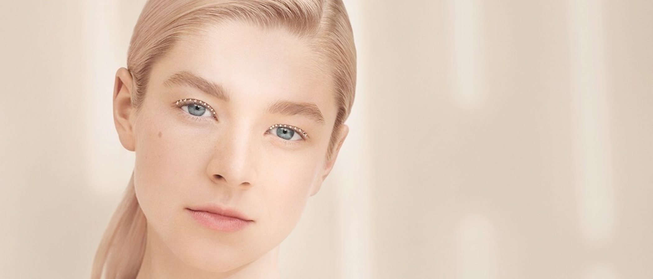 Hunter Schafer presenta los nuevos productos de Shiseido para primavera 2021