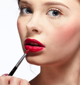 Aumenta el volumen de tus labios con unos sencillos trucos de maquillaje