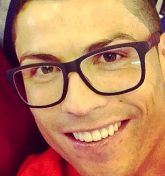 Cristiano Ronaldo se vuelve hipster: mechas rubias y gafas de pasta moradas