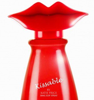 Katie Price presenta su perfume 'Kissable' vestida de beso