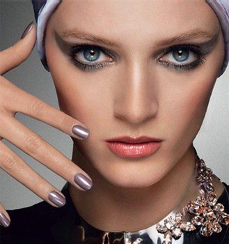 Dior presenta su colección de maquillaje más futurista con 'Mistyc Metallics'