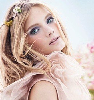 Celebra la primavera con la nueva fragancia de Estée Lauder, 'Pleasures Flower'