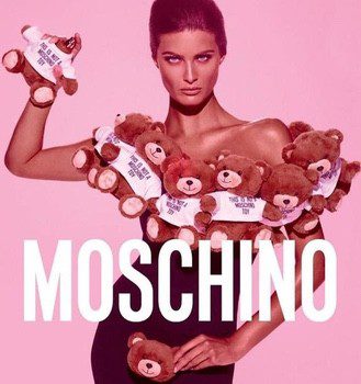 Isabeli Fontana presenta 'Moschino Toy', rodeada de ositos y con un packaging inigualable