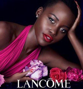 Lupita Nyong'o presenta la barra de labios 'L'Absolu Rouge' de Lancôme