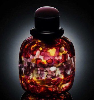 Yves Saint Laurent lanza su nuevo perfume envuelto en un frasco de cristal de murano