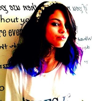 Selena Gomez se pasa al ombré hair: tiñe las puntas de su melena de azul
