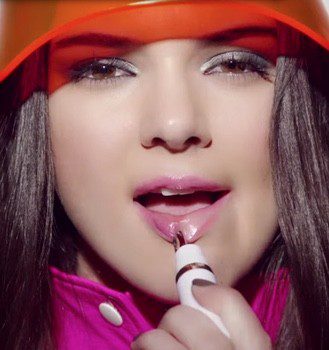 Kendall Jenner protagoniza una colorida campaña para la colección pop de Estée Lauder y Courrèges