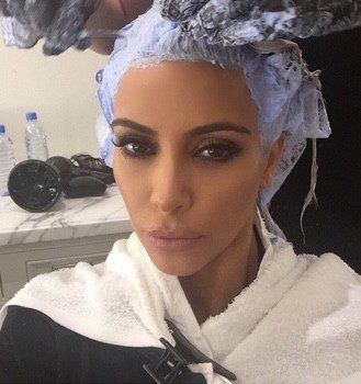 Kim Kardashian se cambia de nuevo al moreno