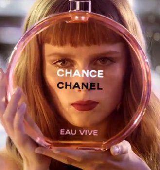 Chanel te invita a una aromática partida de bolos con 'Chance Eau Vive'