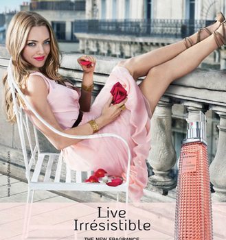 La delicada Amanda Seyfried promociona la nueva fragancia de Givenchy, 'Live Irrésistible'