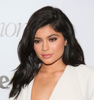 Kylie Jenner se atreve con el negro en los nuevos labiales de 'Lip Kit by Kylie'