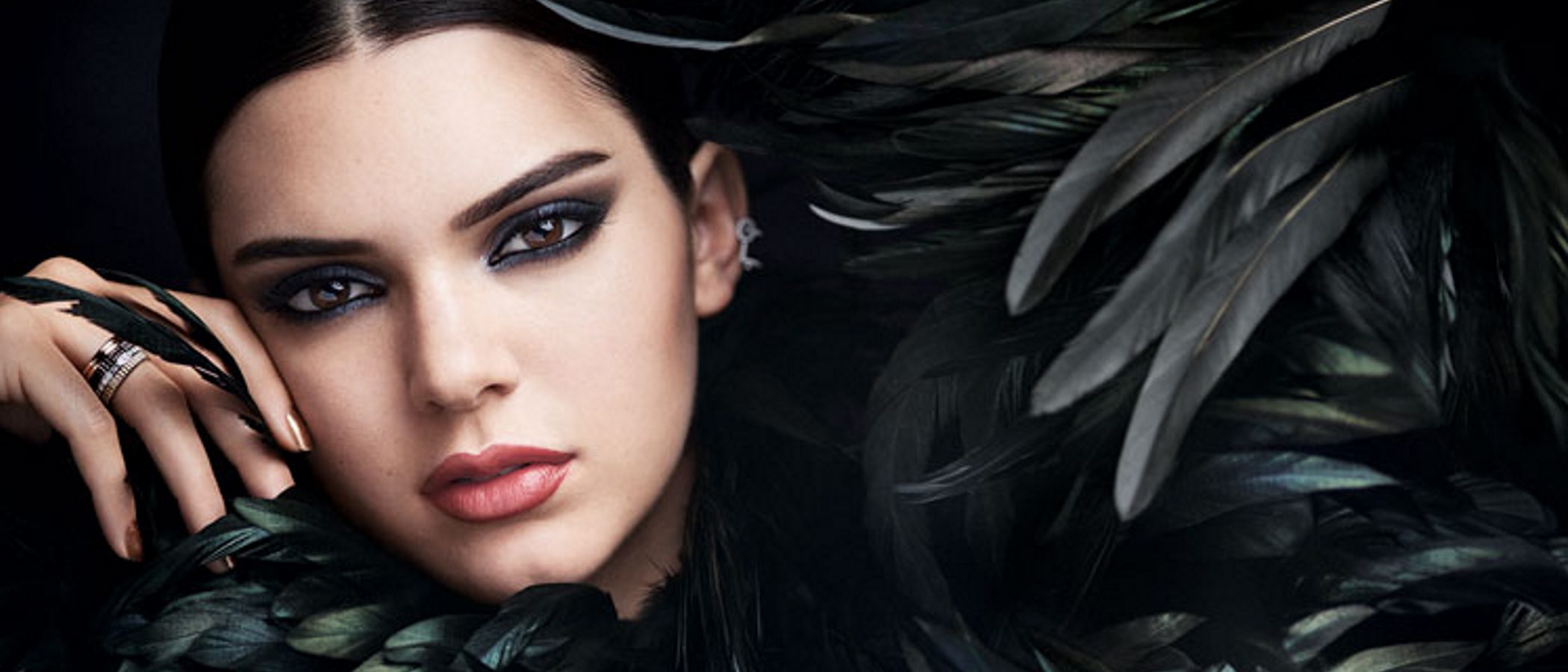 Kendall Jenner deslumbra como imagen del perfume 'Modern Muse Nuit' de Estée Lauder
