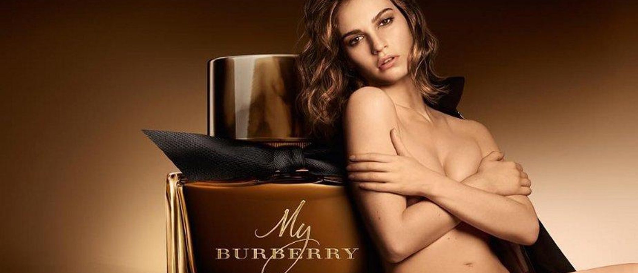 Lily James, imagen de la nueva fragancia 'My Burberry Black'