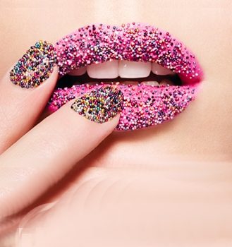 La última tendencia en uñas es la manicura efecto caviar