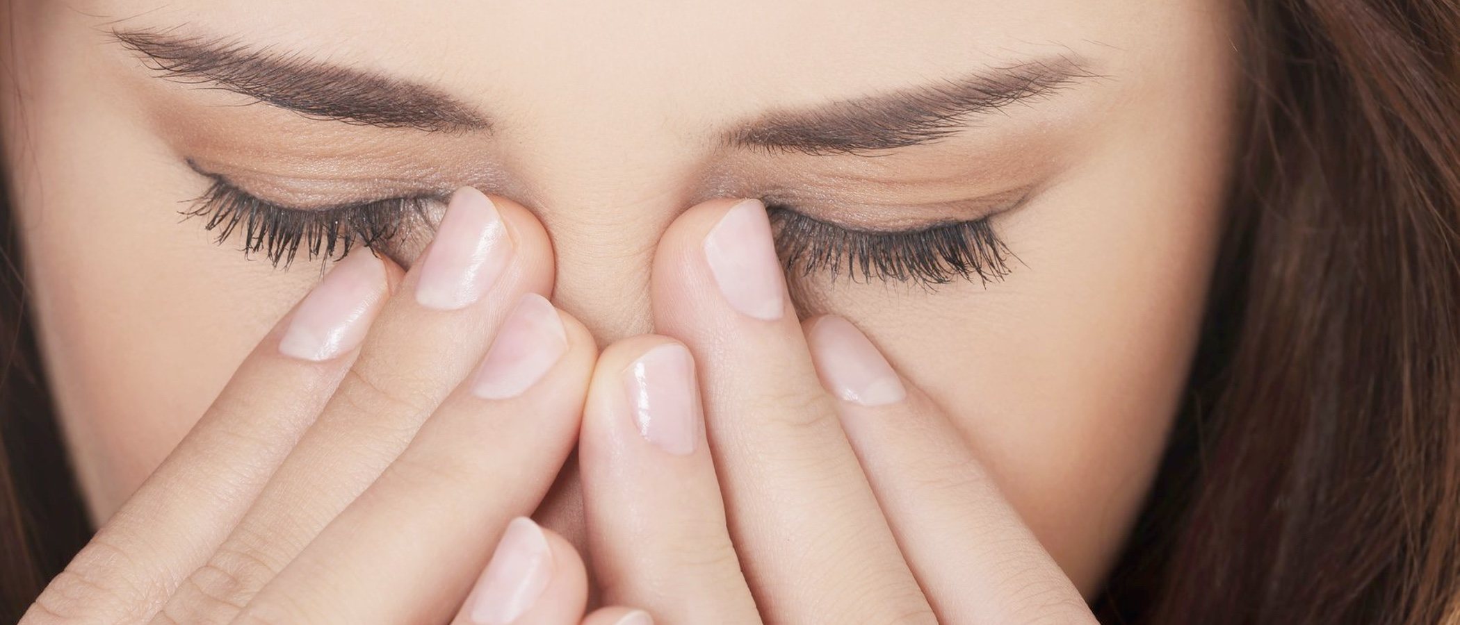 Cómo maquillarse para disimular los ojos hinchados