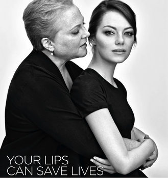 Emma Stone protagoniza junto a su madre una campaña contra el cáncer para Revlon