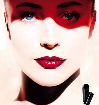Shiseido lanza 'Lacquer Rouge', la nueva barra de labios inspirada en el arte japonés